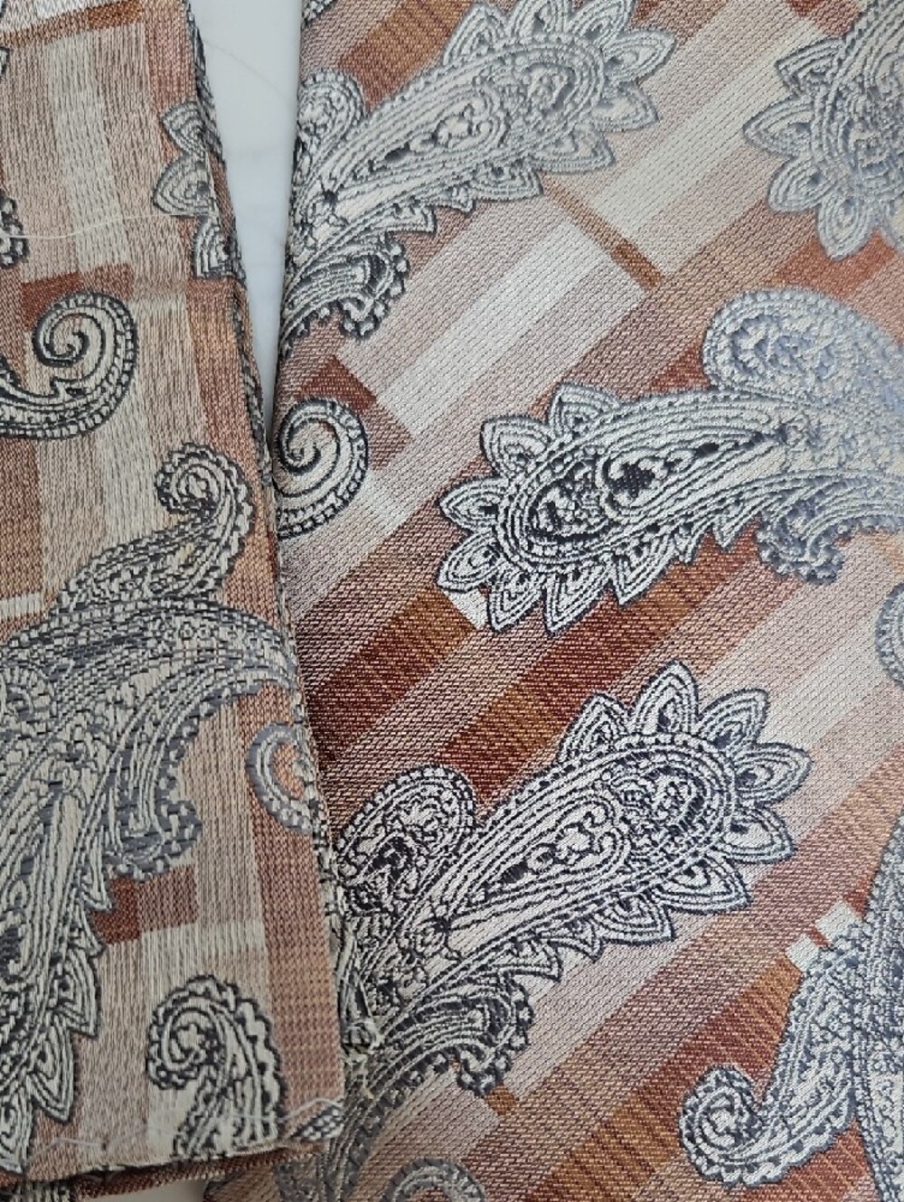 New Men's Stacy Adams Tan and Silver Paisley 100% Microfiber Tie - Picture 2 of 2